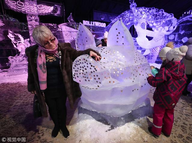 俄罗斯圣彼得堡举办冰雕节 彩灯点亮冰雕流光溢彩