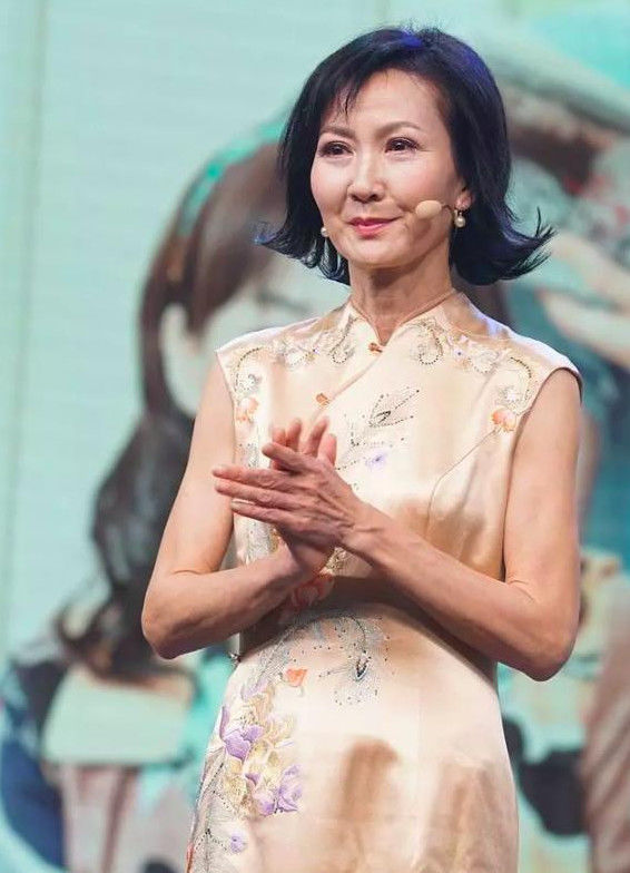 60歲陳美琪近照，下身完美上身無語，瘦成這樣還敢出來！