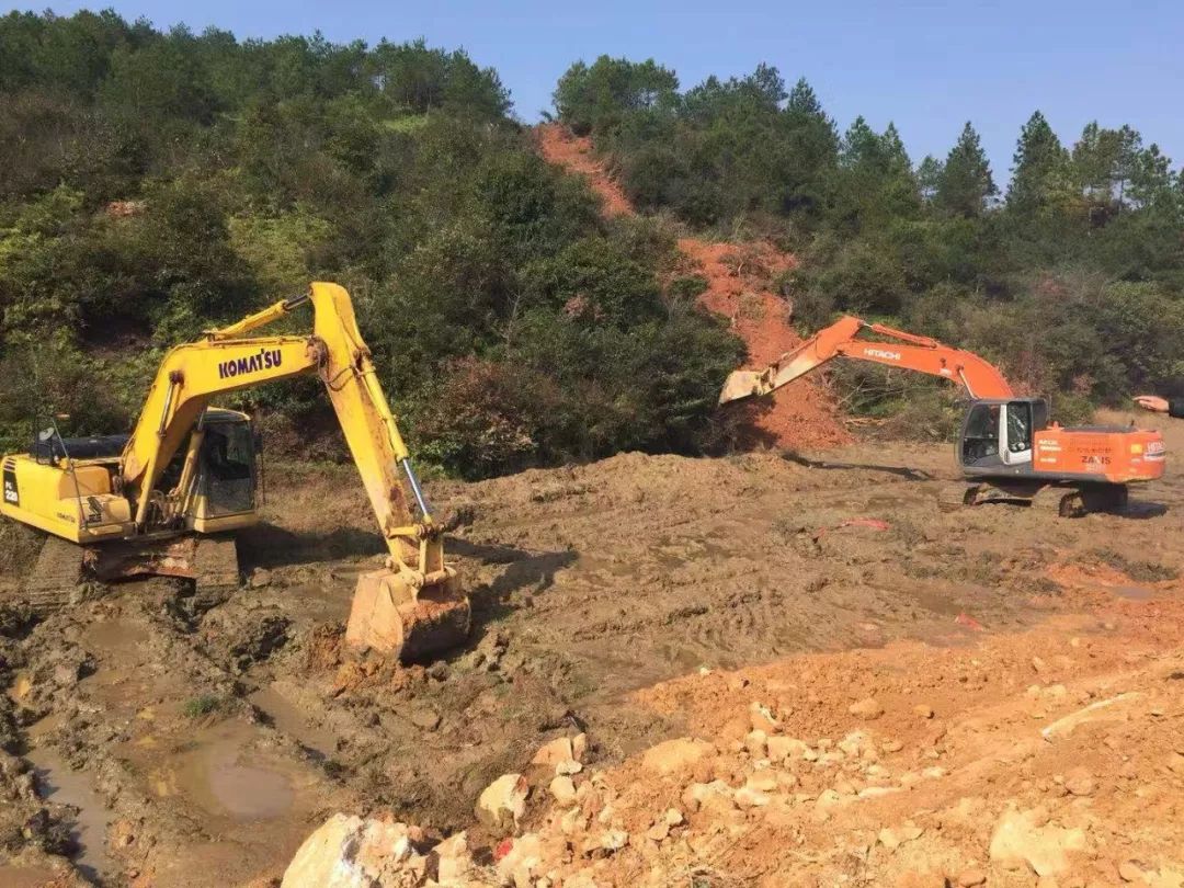 贵溪这条道路正式改建开工中.