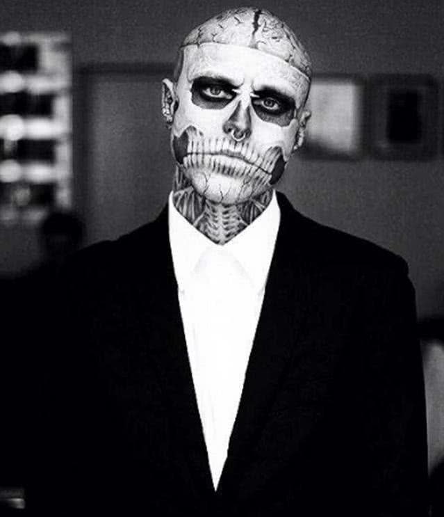 32岁便已离世,这个满身纹身的"僵尸男孩",多少人用他当过头像