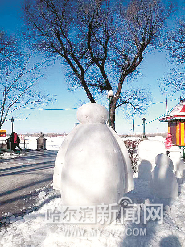 "萌雪天团"陆续亮相 20米大雪人已长到15米