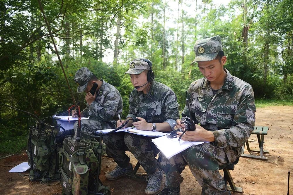 顺风耳",面对越来越信息化的高科技战争,通信兵不仅能起到上传下达的"