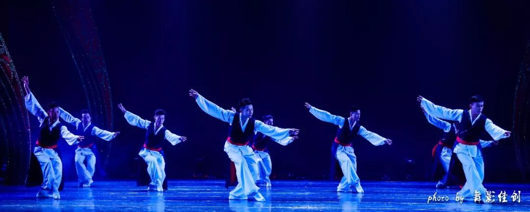 者:2016级舞蹈表演3班 表演者:2016级舞蹈表演1班 朝鲜族刀舞训练组合
