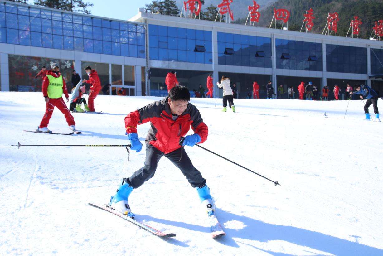 武汉周边滑雪两日游推荐(英山南武当滑雪 洪广毕升温泉两日游)