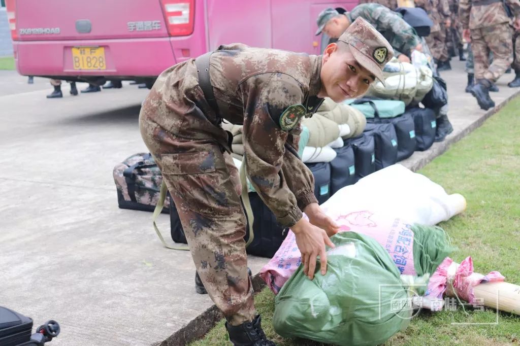 陆军某边防旅迎接新兵下连