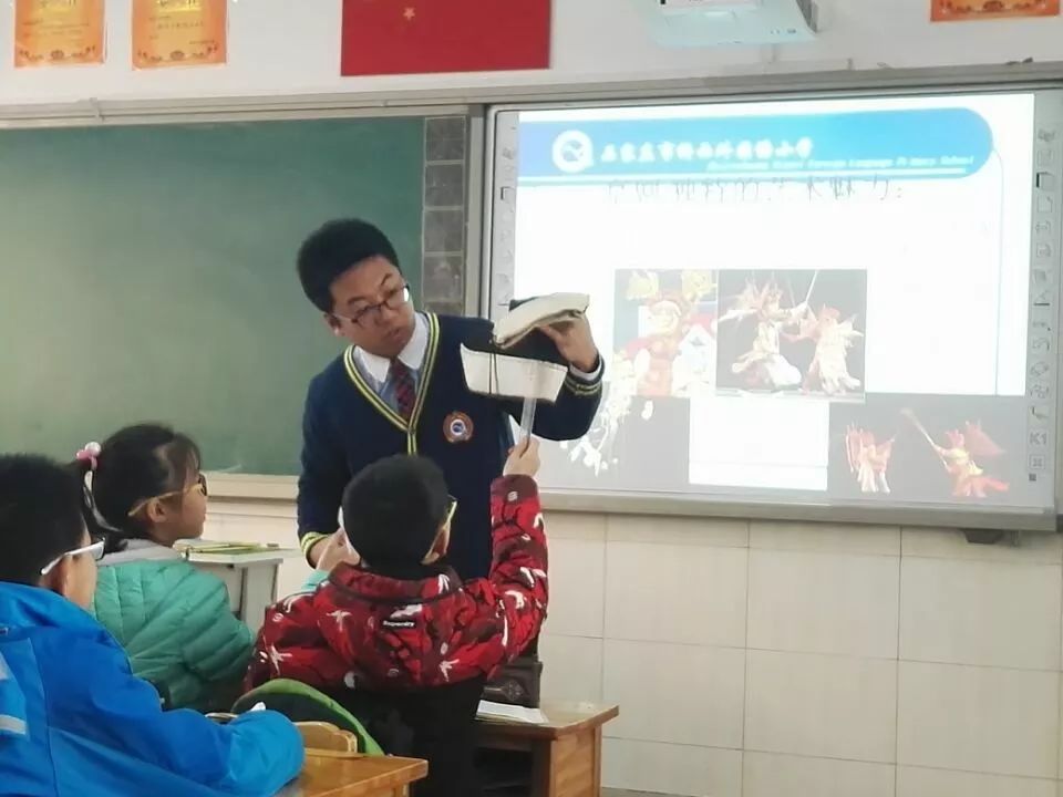 在他的推动下,桥西外国语小学成立了全省首家以"曲艺"为主的儿童相声