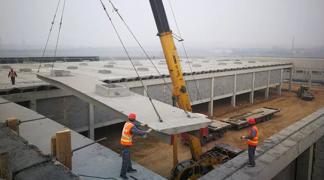 省内独家山西建投三建集团污泥餐厨垃圾处置项目大跨度双t板吊装成功