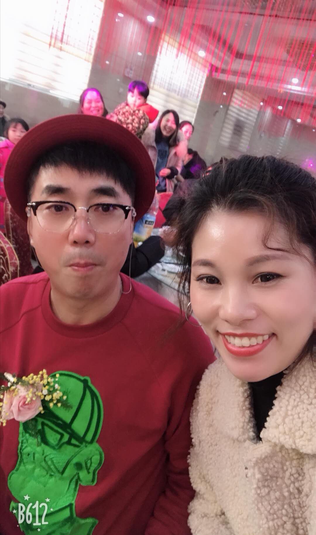 范明现身海头参加儿子婚礼!打扮太随意被吐槽!儿媳妇妆容亮了!