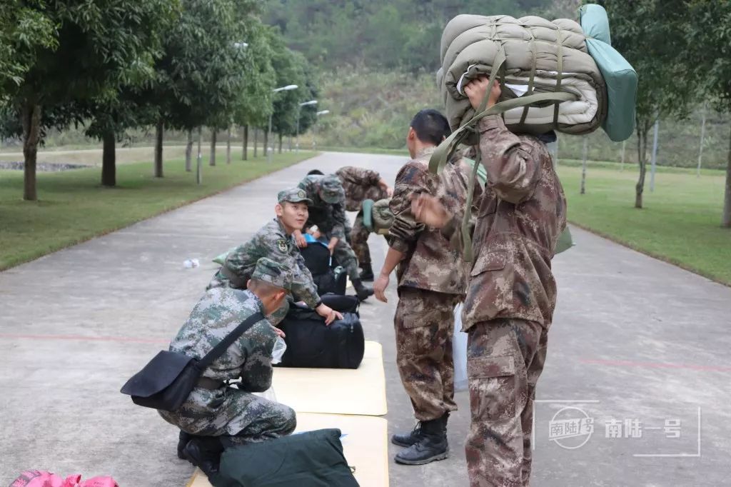 陆军某边防旅迎接新兵下连