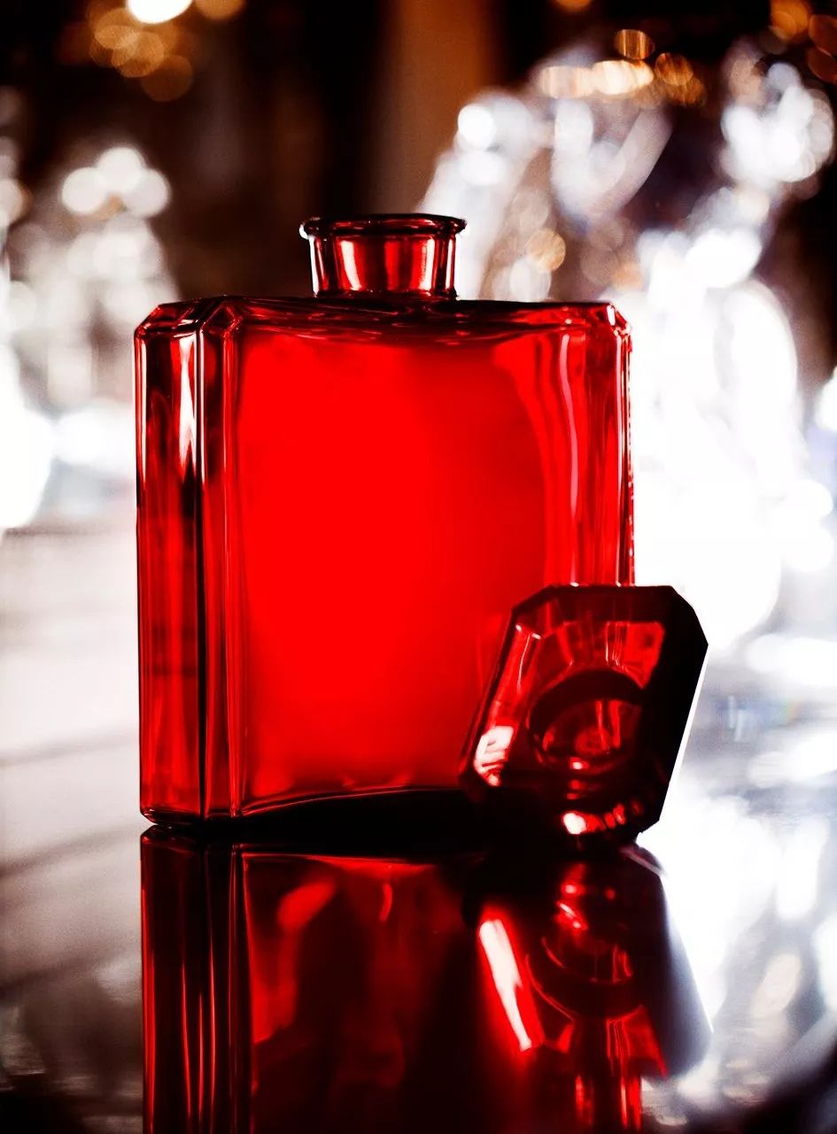 5香水本身多经典 就不用小编多说了 但是这个红色的瓶子 也太吸引人