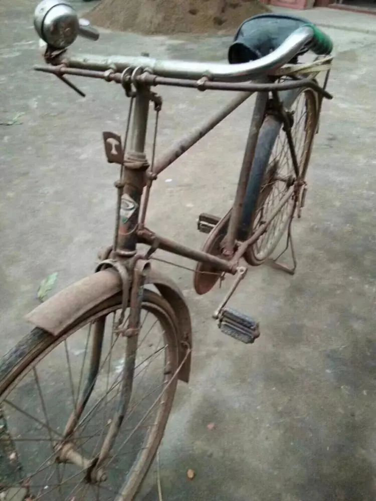 文‖郑永强 20世纪六七十年代,自行车对普通家庭来说就像现在的宝马