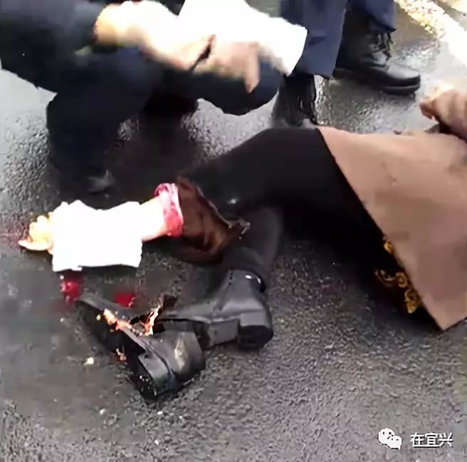 宜兴大车车祸现场女子哭声悲惨!远离大车!【内附现场视频】