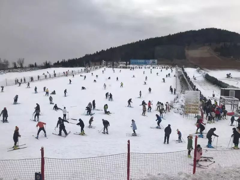 01蓝溪滑雪场实物实拍淄博蓝溪国际滑雪场全体员工不分昼夜,马不停蹄