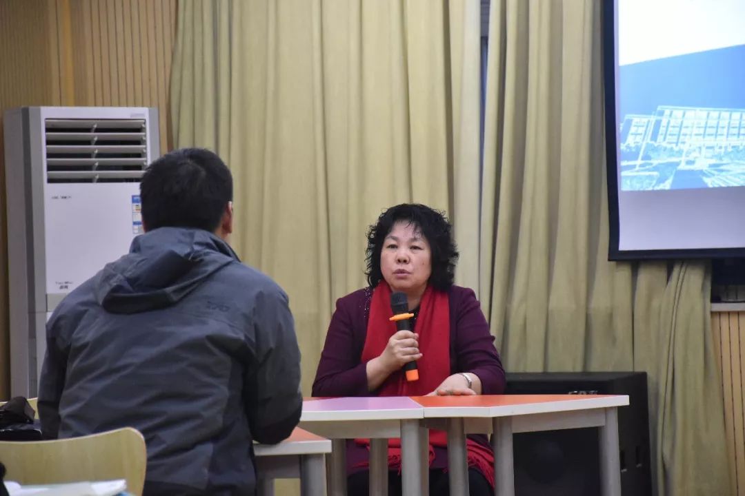 胡月教授(大连理工大学心理健康教育与咨询中心主任)就辅导员谈心