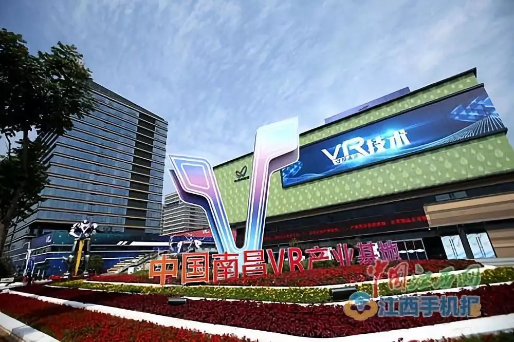 vr科技馆游客与机器人互动现场不少vr设备前游客排长龙南昌vr主题乐园