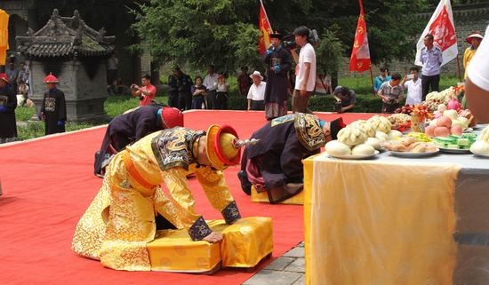 爱新觉罗后人三跪九拜祭祀祖先气势浩大