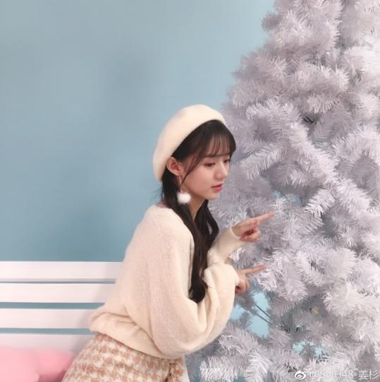 snh48姜杉平安夜挂好袜子并晒出美照等待圣诞老人超可爱