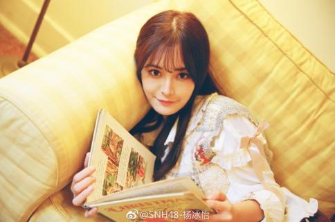 snh48-杨冰怡清晨晒出美照作为给粉丝们的圣诞礼物,感觉萌翻了