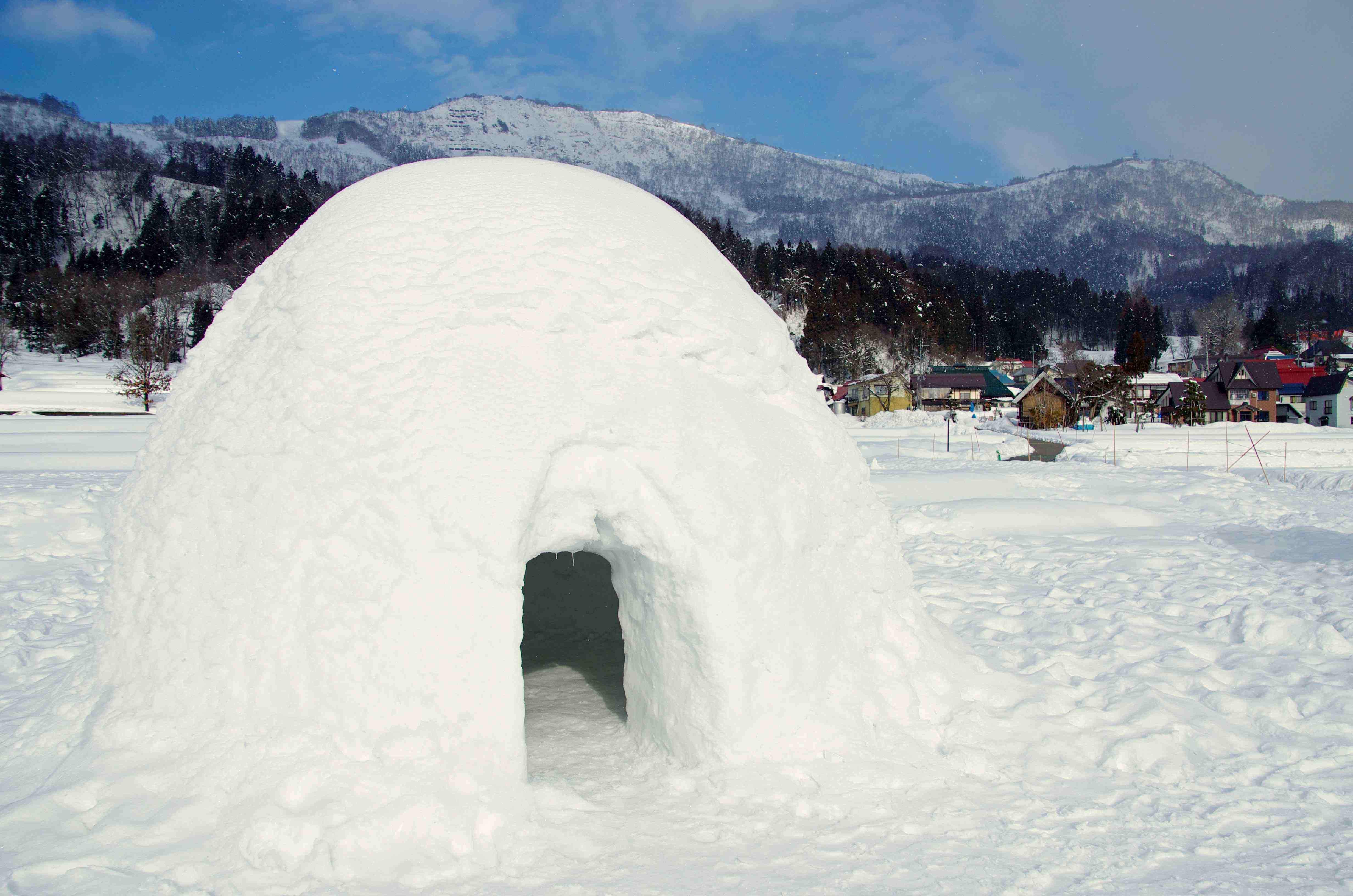 这种"冰雪建筑"的所用的雪用不着像建造爱斯基摩人雪屋的用雪那么结实