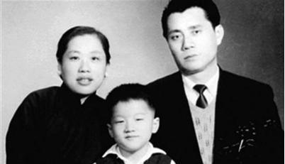 此人曾是戴笠手下，革职后逃往香港避难，生个儿子闻名全球