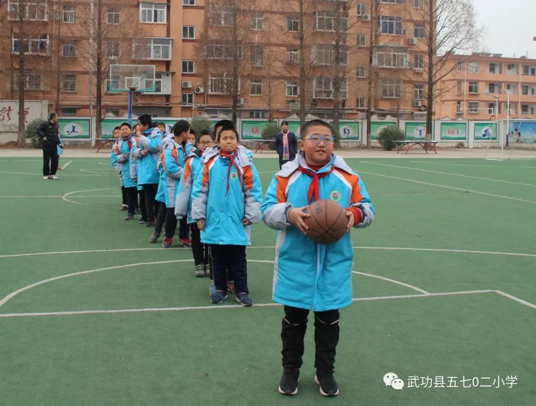 5702小学五年级组举行趣味投篮比赛