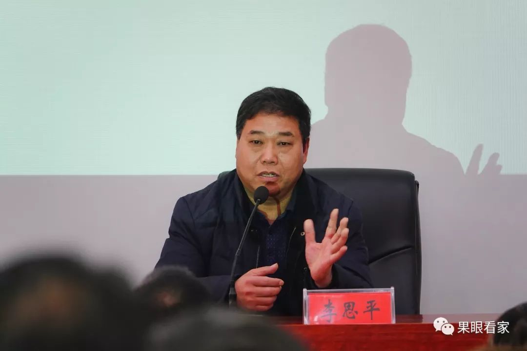 授课由鹤壁市文联副主席,市摄影家协会主席李思平主持市高中冯校长致