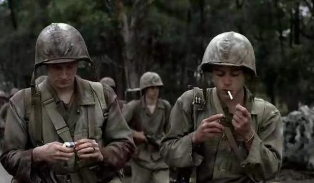 二战时,为什么美国大兵都不爱系头盔带?这个小细节能救命