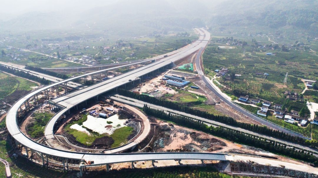 这段时间,成蒲铁路,川藏铁路(成雅段)开通进入倒计时的消息让所有成都