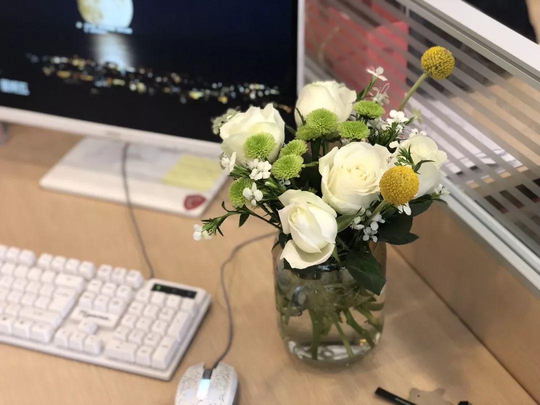 办公桌上摆一小束花,上班心情都不一样
