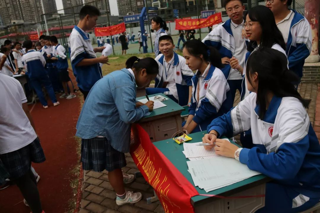 交织社团情谊舞动你我青春南昌一中组织学生参加南昌市第三届社团文化