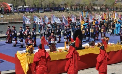 爱新觉罗后人,三跪九拜祭祀祖先 气势浩大