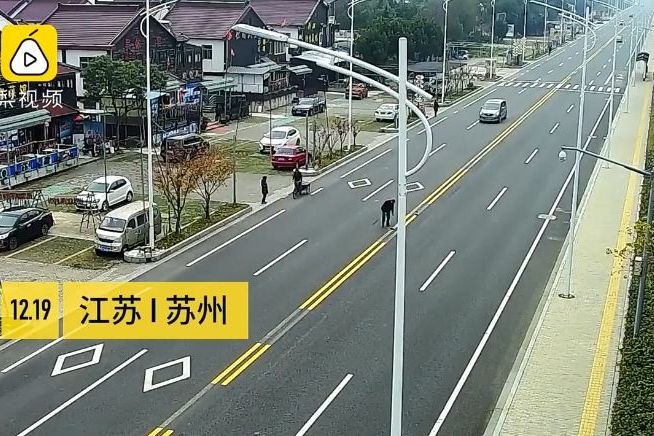 道路上的双黄线影响生意被男子涂成虚线