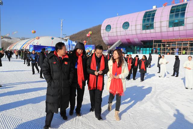 世茂地产向冰雪旅游产业进军 长春莲花山世茂滑雪场正式开业