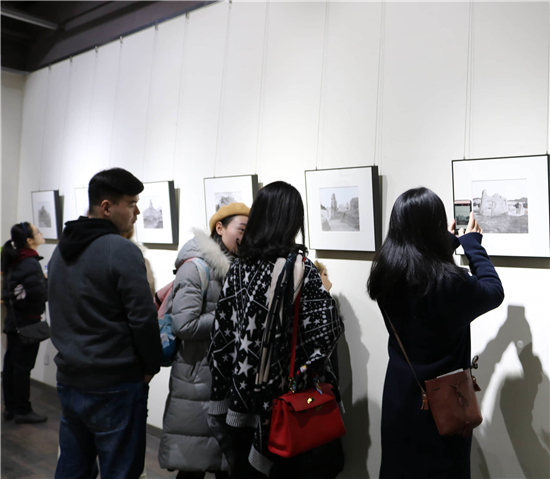 一尺小画孙志钧小幅中国画作品展在塞隆水泥库艺术空间开幕