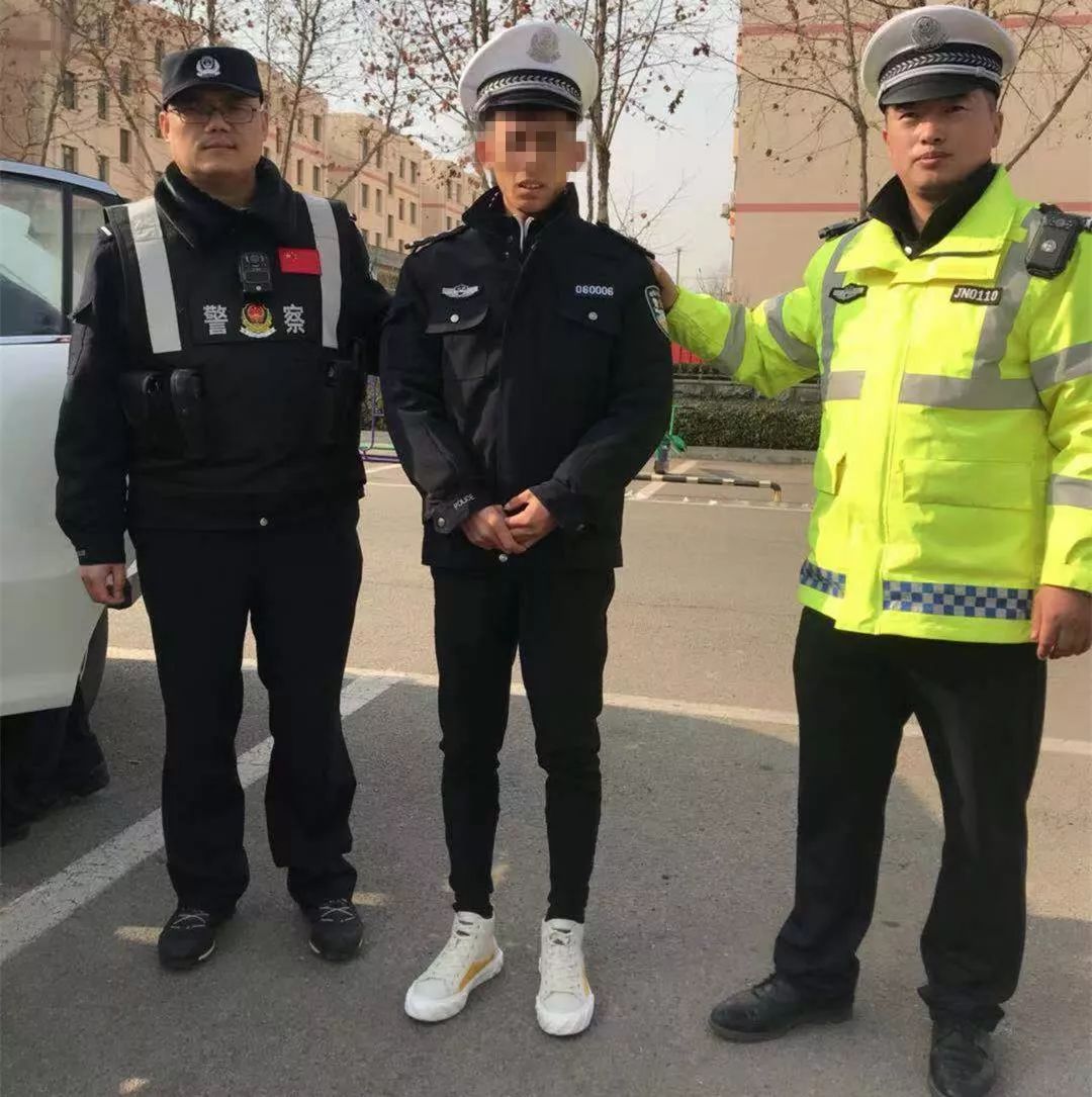 发现一名上身着警服,裤子鞋子皆为便服的男子从路边店铺出来,准备驾驶