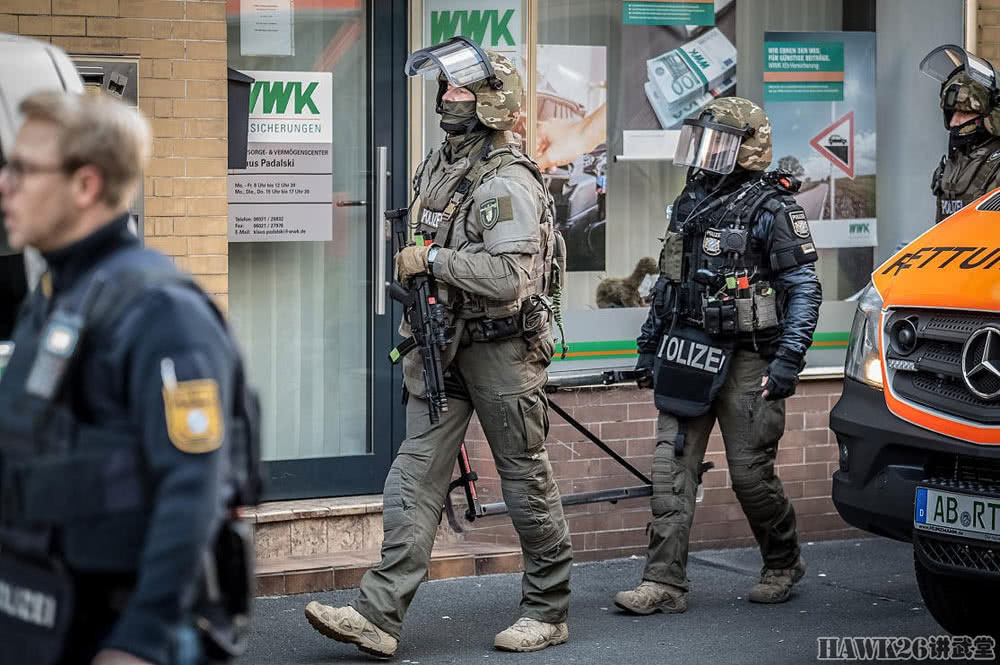 德国特警紧急出动被抓拍 穿迷彩 戴面罩成为重要识别特征