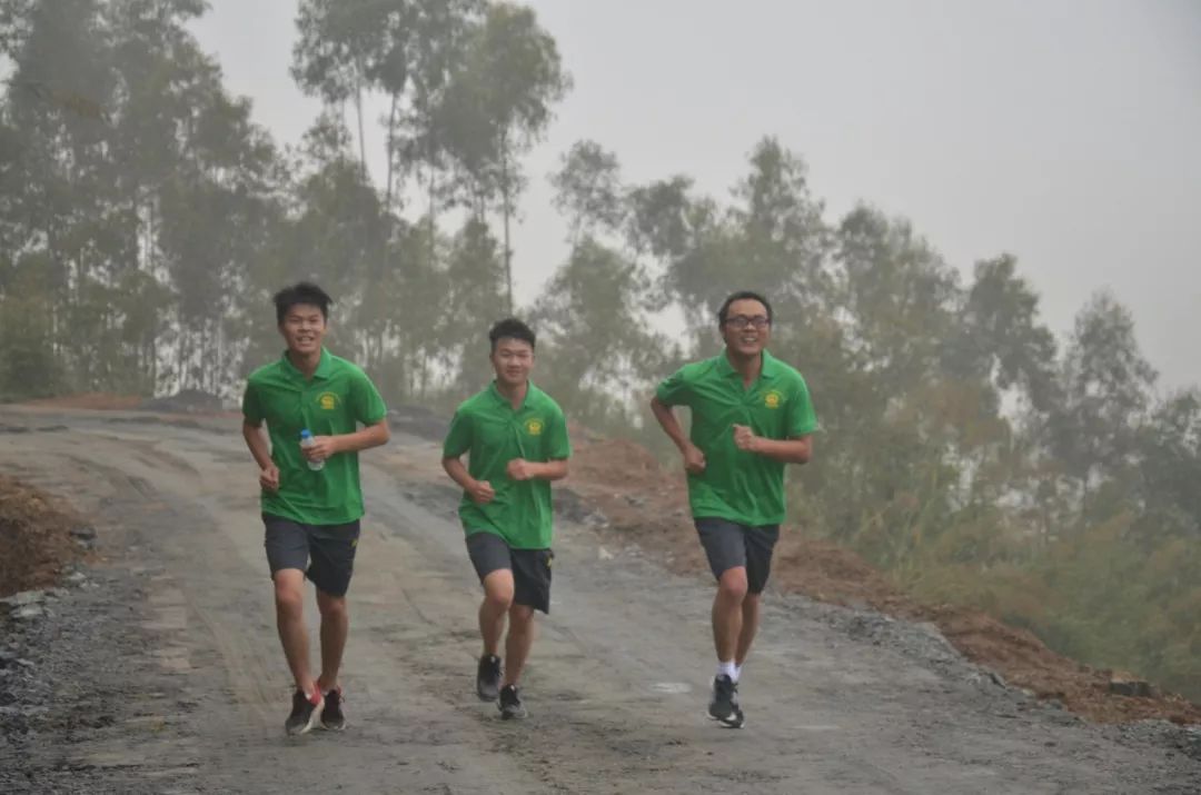 一路上我们设置了多个补给点,全程贴心补给到位,饮用水,能量棒,纸巾