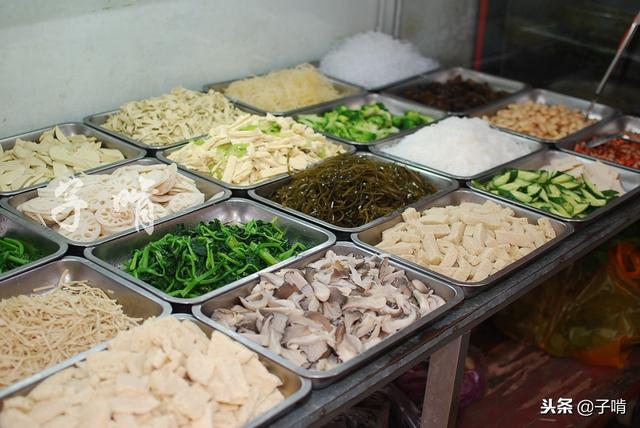 8元一斤的四川麻辣凉菜,十几种菜全部自选,9元的菜量就能吃个美