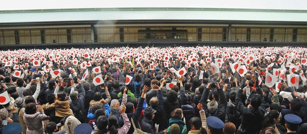 每年日本天长节数万日本人在皇宫大排长龙 只为向天皇山呼万岁 民众