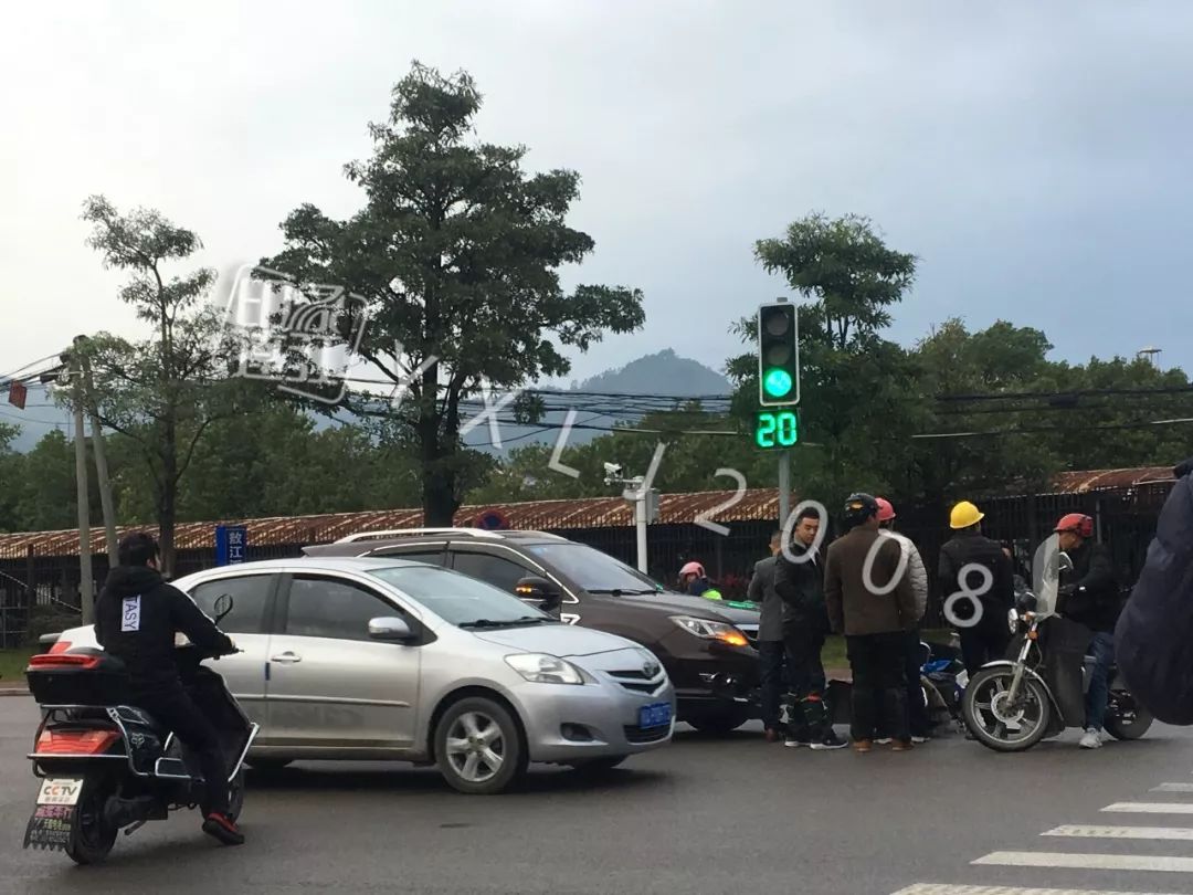 突发 今早,连江青塘发生一起车祸,雨天路滑谨慎驾驶!