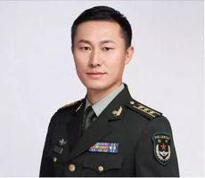 张福远,解放军某军事学院原战术教官,上校军衔,先后毕业于解放军陆军