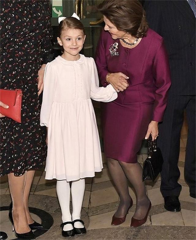 瑞典王后生日慶祝會兒媳索菲亞紅裙爭C位，卻被6歲小姑娘搶盡風頭 時尚 第1張