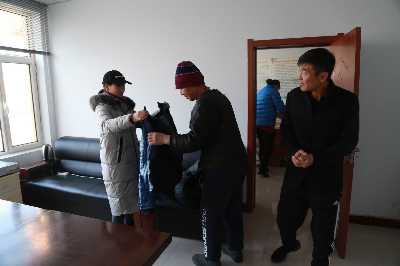呼和浩特市土左旗沙尔营区域服务中心携手内蒙古爱心之家公益协会慰问