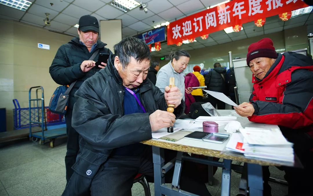 西外大街支局还邀请到设计师丁麟轩在现场为广大邮迷签售,得到了集邮