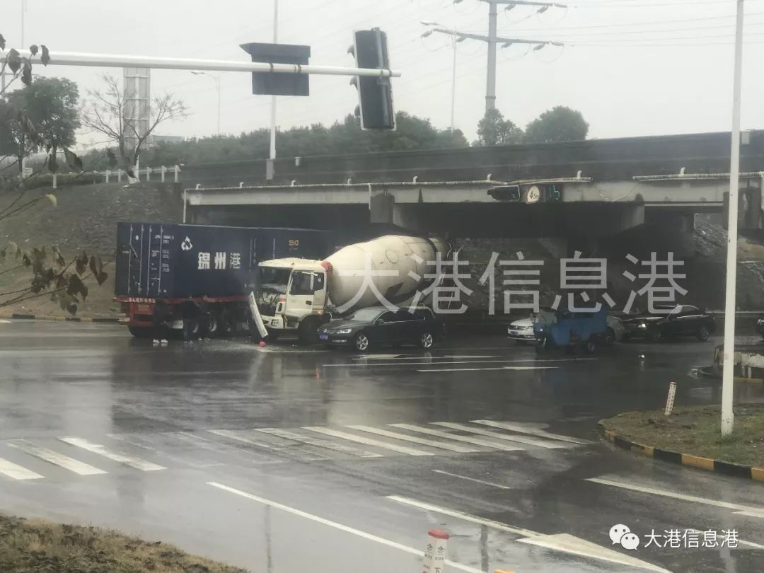 大港信息港爆料称 下午14:17分,镇江新区北山路交叉口发生一起车祸