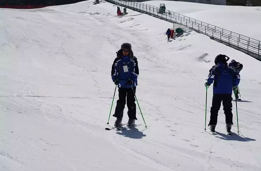 冰雪游旺季,约上朋友,家人一起到桂林天湖冰雪世界,在滑雪场上驰骋