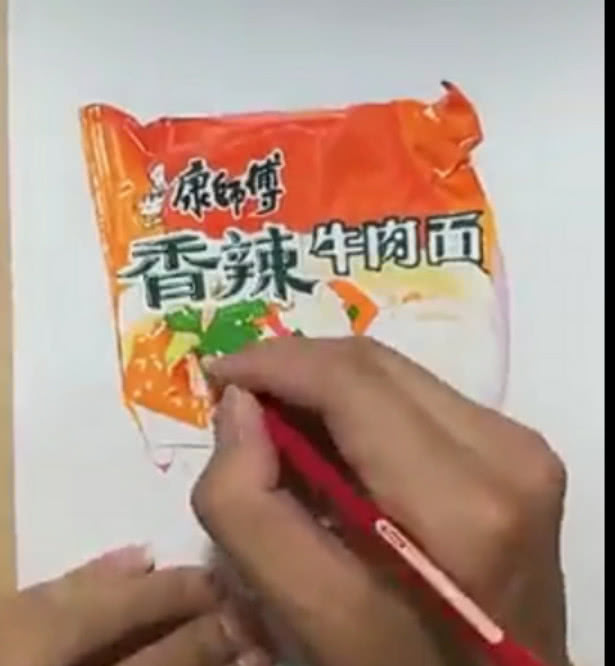 美术生太厉害,随手画的泡面过于逼真,网友:康师傅喊你