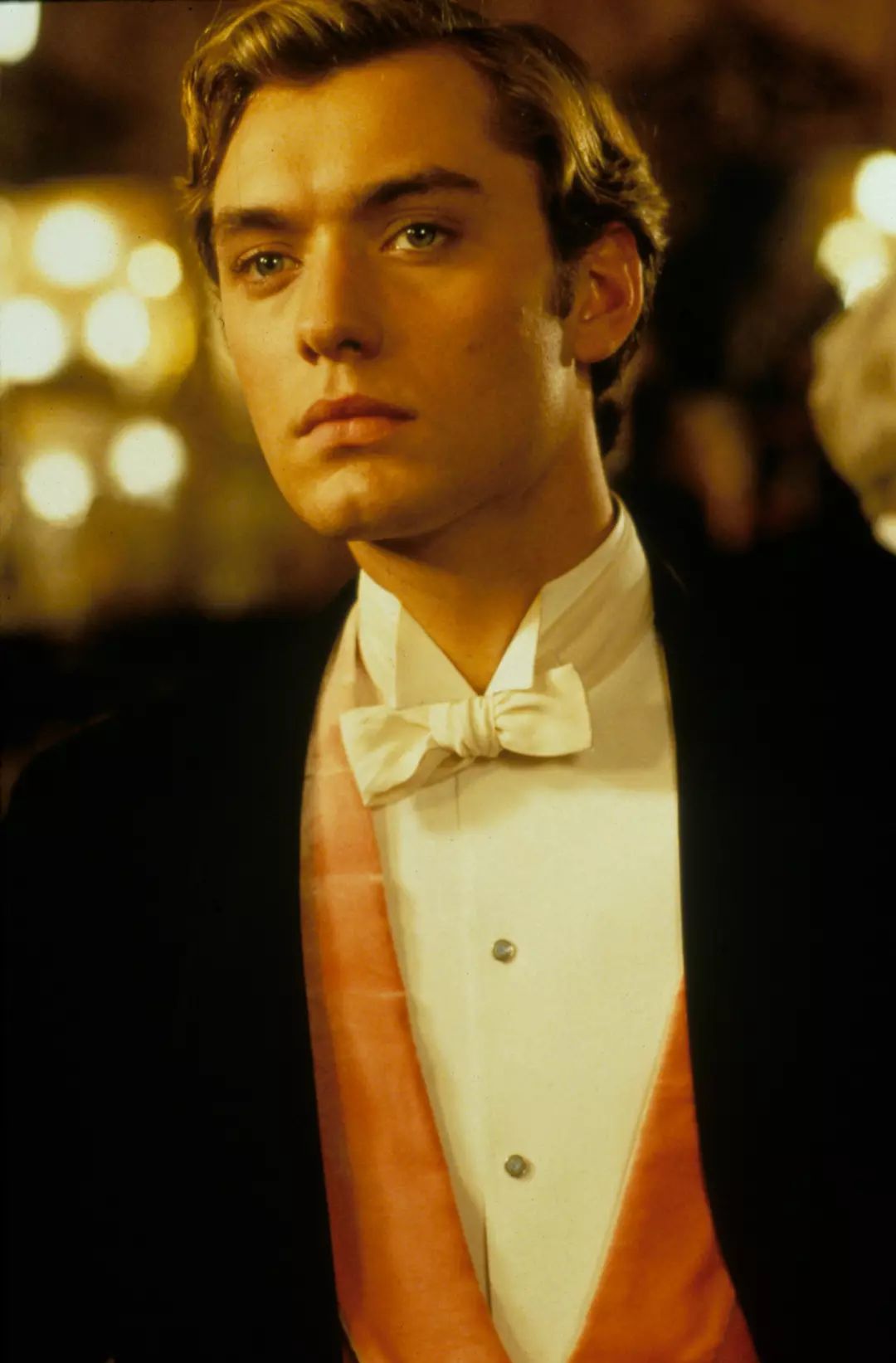 1997年,25岁的裘德·洛在电影 《王尔德》中扮演王尔德的情人