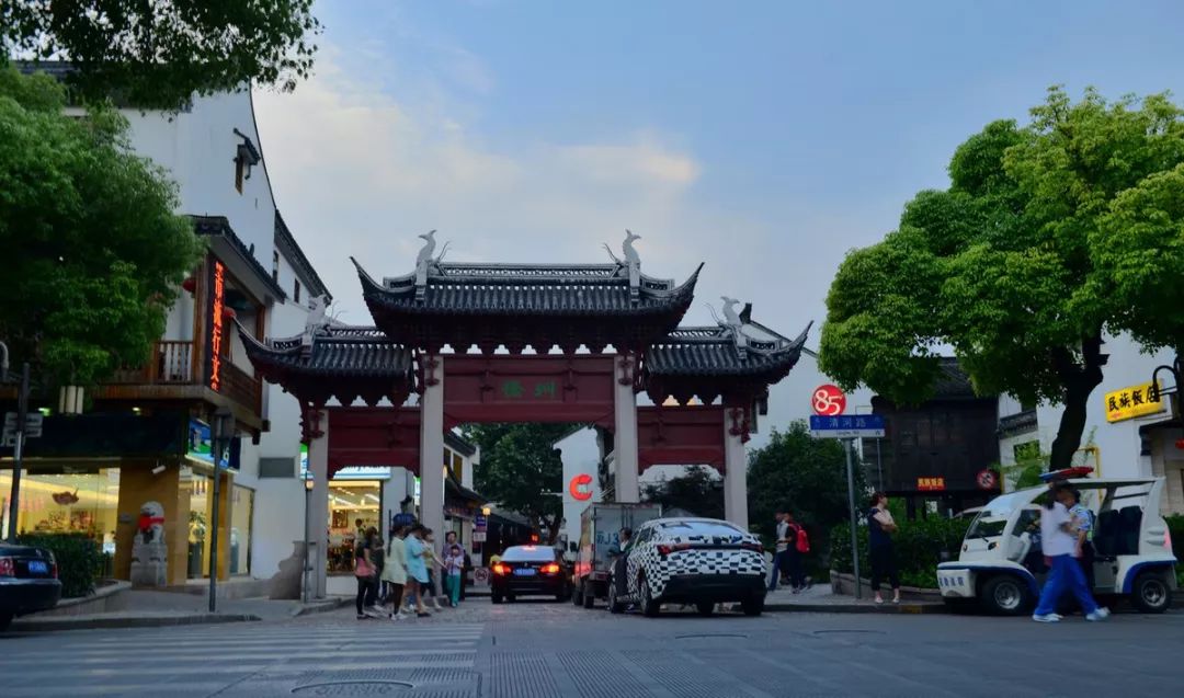 嘉定的州桥老街,是诠释"小桥,流水,人家"江南古镇建筑景观的典范.
