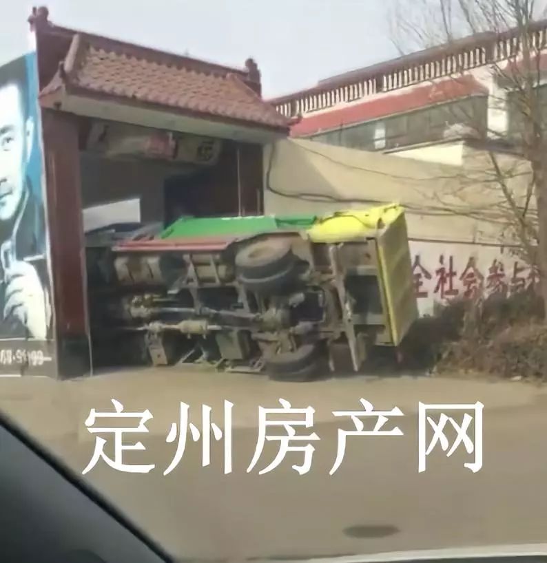 定州一货车"闯"进村民家中._李亲顾镇